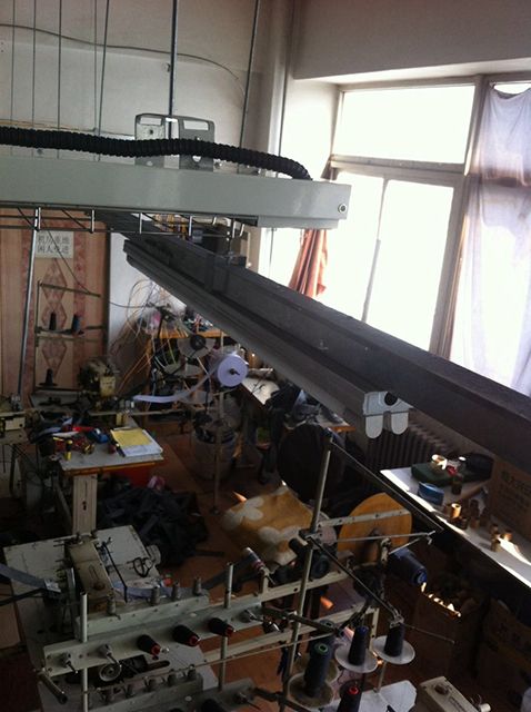 大連光一服裝廠(chǎng)工作崗位加熱保溫 曲波型高溫輻射加熱器