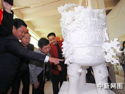 福建德化大型瓷雕：《奧運和鼎》亮相世博會