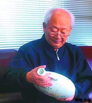 圖為李知宴在鑒定雍正鳥紋抱月瓶。