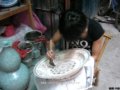 用“青花分水”的方法，繪制青花大盤的畫瓷女工