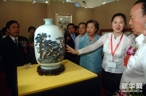 6月20日，在全國政協禮堂，工作人員為嘉賓介紹陶瓷作品《日出東方》。新華網圖片 趙琬微 攝