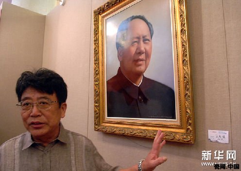 6月20日，在全國政協禮堂，陶瓷大師馮杰在介紹自己的瓷板畫作品《主席像》。新華網圖片 趙琬微 攝