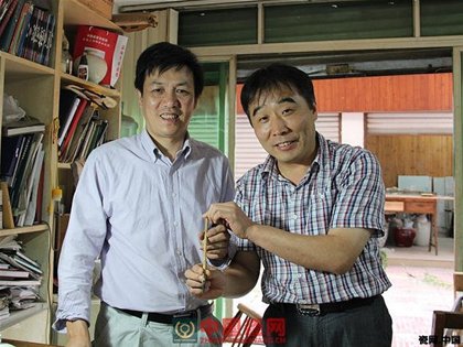 工藝美術大師涂少波的畫筆入藏綠寶石藝術陶瓷館