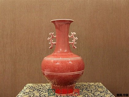 “乾隆款豇豆紅雙耳賞瓶”欣賞