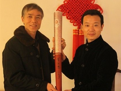 中國陶瓷藝術大師苗長強受贈奧運火炬