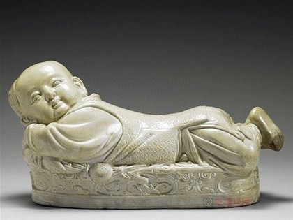 臺北故宮珍藏定窯“孩兒枕”細節圖
