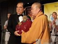 少林寺方丈釋永信將一件李明大師的雕塑作品贈送給潘基文