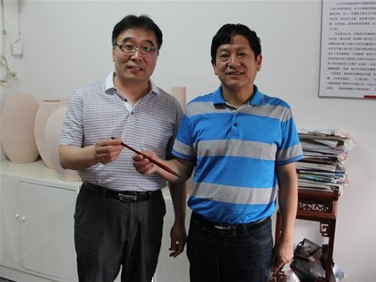 工藝美術大師熊國輝的畫筆入藏綠寶石藝術陶瓷館