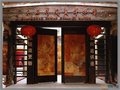 中國工藝美術(shù)大師鐘汝榮、冼艷芬夫婦與世界最大陶瓷浮雕門神