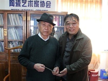 李梓源大師的刻瓷用刀入藏綠寶石藝術陶瓷館
