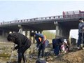 河南衛河斷流清淤現古物村民前來挖寶