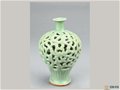 華亭縣出土鏤空花瓶專家鑒定為元代龍泉窯青釉精品