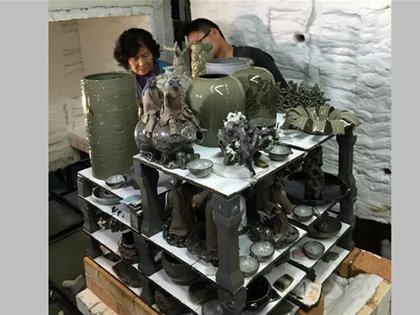 嵇錫貴大師帶領(lǐng)貴山窯團(tuán)隊(duì)亮相“第七屆中國(guó)（浙江）工藝美術(shù)精品博覽會(huì)”