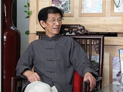 張明文大師為“時(shí)間影響力文化人物”獲得者頒獎(jiǎng)