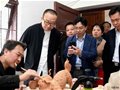 潘魯生在景德鎮調研民間陶瓷工藝